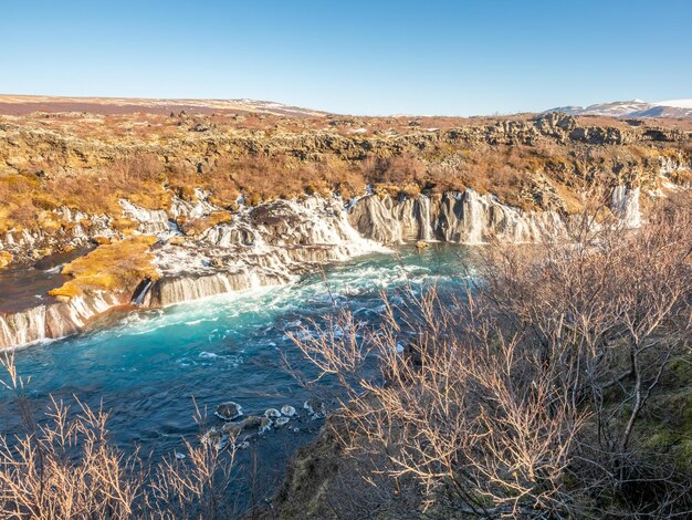 Hraunfossar waterall 용암은 아이슬란드의 특이한 아름다운 물 절벽 중 하나입니다.