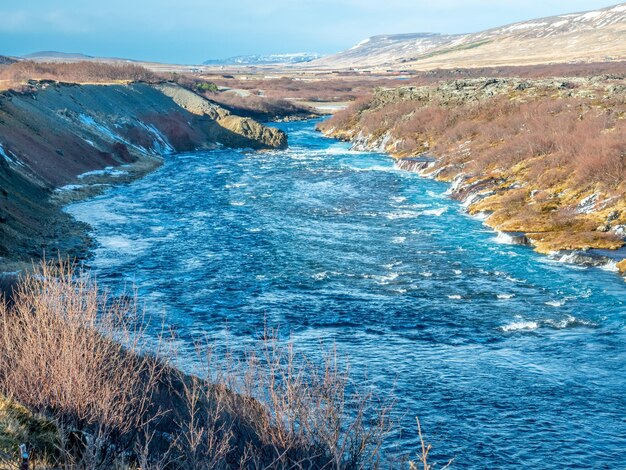 Hraunfossar waterall Лава падает на одну из необычных красивых скал с водой в Исландии