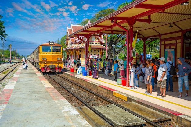 Hua Hin Railway Station is het mooiste treinstation van Thailand met treinen en mensen