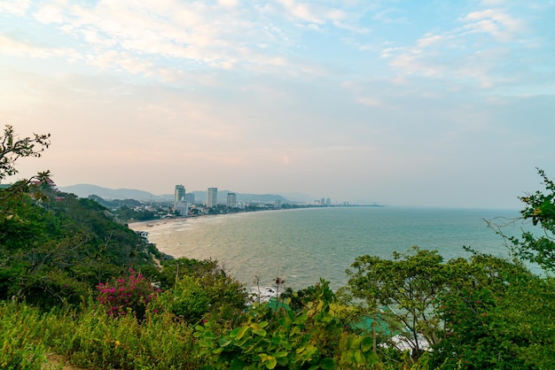 Hua Hin stadsgezicht skyline in Thailand bij zonsondergang tijd