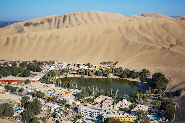 Huacachina-oase, in de woestijnzandduinen bij de stad Ica, Peru, Zuid-Amerika. Ongewone landschappen.