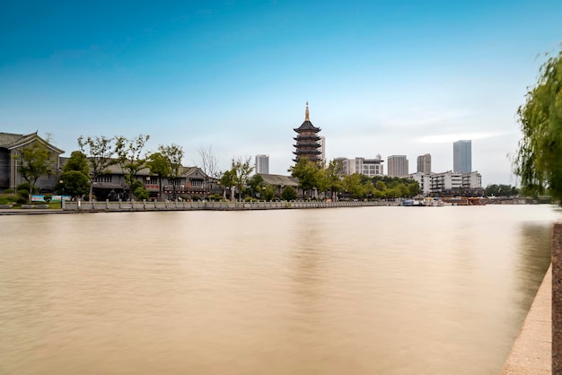 Пейзаж на берегу реки города канала Хуайань