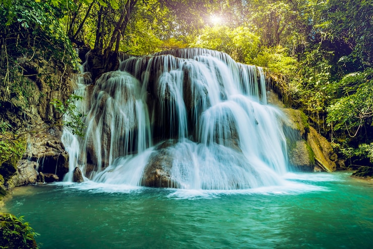 Photo huai mae kamin waterfall srinakarin dam in kanchanaburi, thailand.