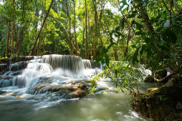 Cascata di huai mae khamin a kanchanaburi thailandia bellissima cascata