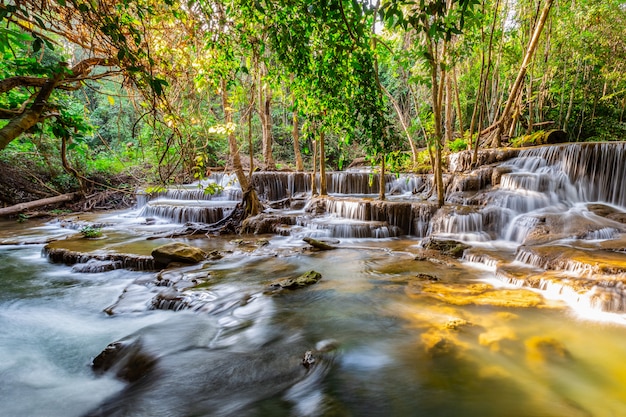 Huai Mae Khamin Waterfall With het ochtend lichte Kanchanaburi, Thailand