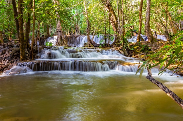 Huai mae khamin waterfall con la luce del mattino kanchanaburi, thailandia