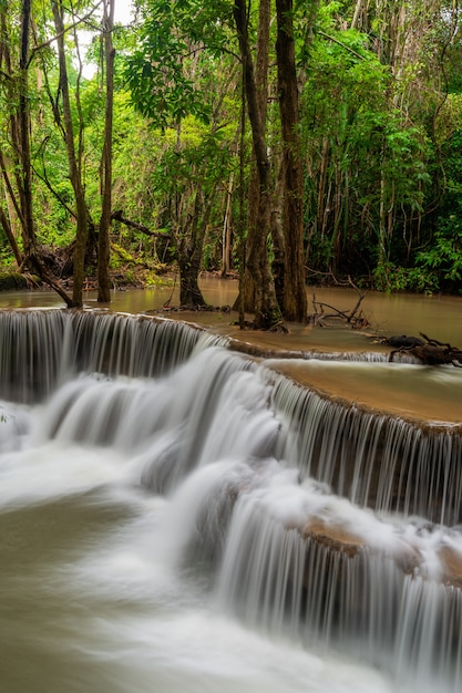 Huai Mae Khamin-waterval in Thailand