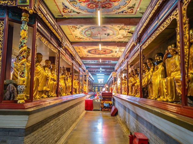 Hualin buddhist temple on hualin jade street market in\
guangzhou city chinahualin temple also known as the temple of the\
five hundred genii or gods is a buddhist temple in guangzhou\
china