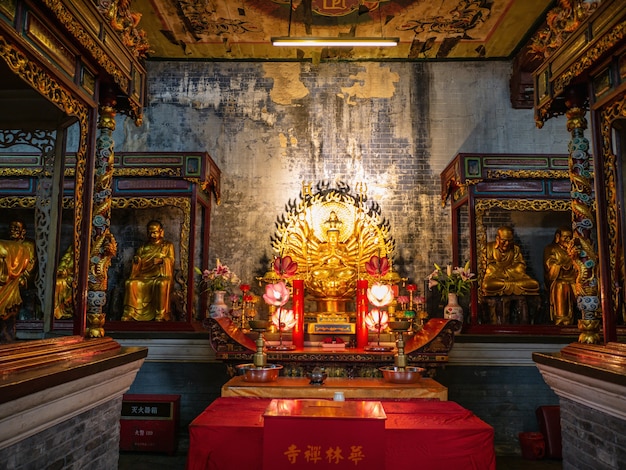 Il tempio buddista di hualin sul mercato di strada della giada di hualin nella città di guangzhou chinahualin temple noto anche come il tempio dei cinquecento geni o divinità è un tempio buddista a guangzhou in cina