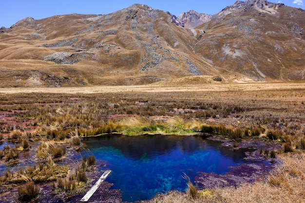 Huascaran National Park의 Pastoruri Glacier로 가는 길에 페루 다채로운 수원인 Huaraz