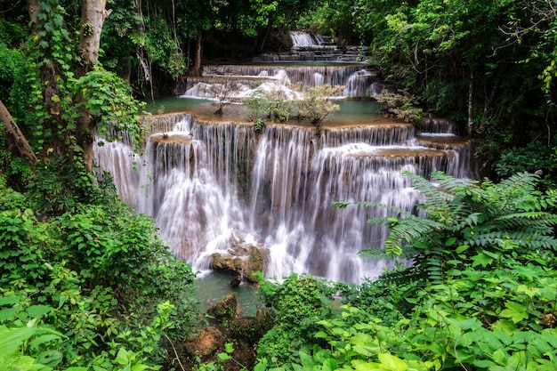 Фото Водопад хуай мэй камин в национальном парке хуэан сринагариндра, провинция канчанабури, таиланд