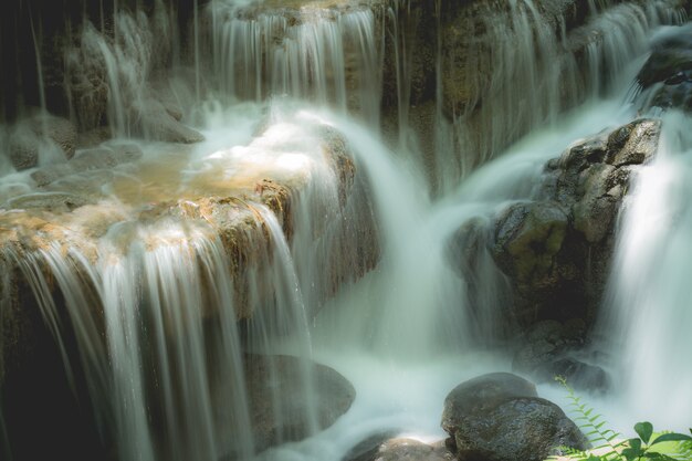Foto parco nazionale della cascata huay mae kamin