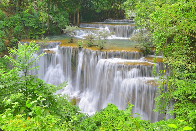 Photo huay mae kamin waterfall, srinakarin dam national park, kanchanaburi, thailand