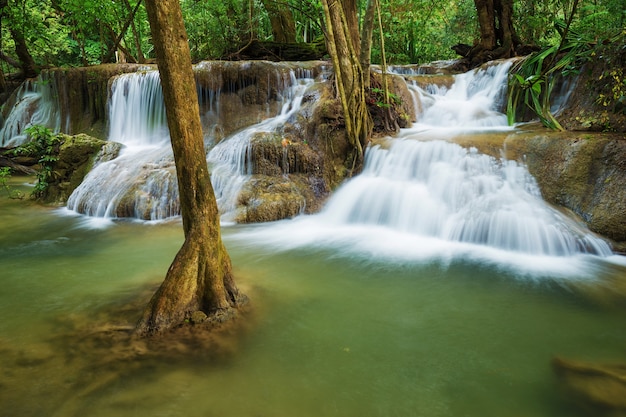 Huay Mae Kamin-waterval in Kanchanaburi, Thailand