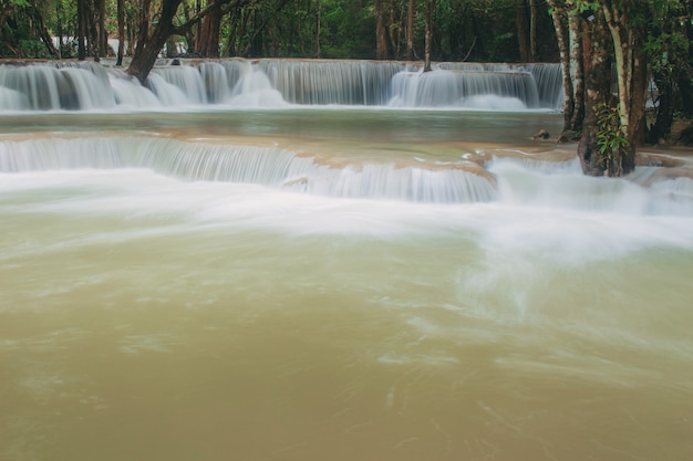 Huay mae kamin waterval in regenseizoen.