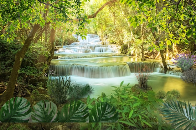 태국 칸차나부리의 Huay Mae Khamin 폭포 깊은 열대 우림 여행 풍경과 목적지에 있는 폭포의 놀라운 청록색 물이 있는 정글 풍경