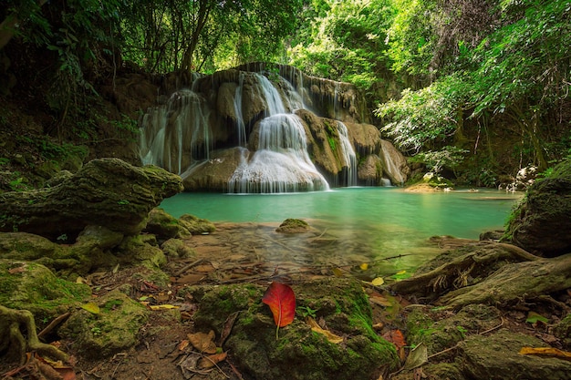 Huay Mae Khamin 폭포 자연 지역에 있는 Kanchanaburi 지구의 자연 경관이 있습니다.