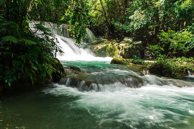 Foto huay mae khamin waterfall six level, paradise cascata nella foresta pluviale tropicale della thailandia