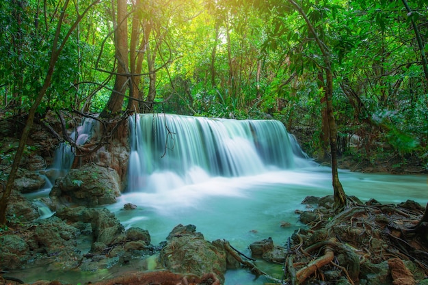 Huay mae khamin waterval bij Kanchanaburi in Thailand