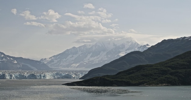ハバード氷河は天空を背景にした山々によって
