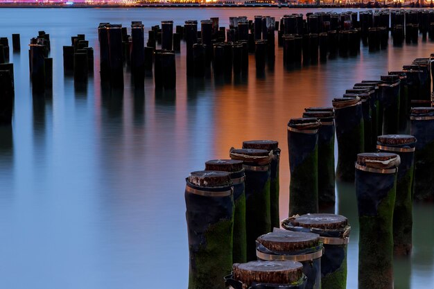 Hudson river che attraversa la sera upstate dell'orizzonte di new york