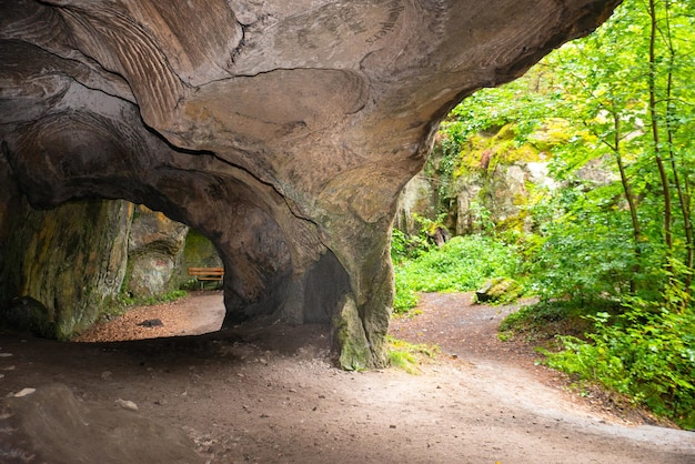 Huel Lee of Hohllay Mullerthal pad in Luxemburg open grot met uitzicht op bos zandsteen rots