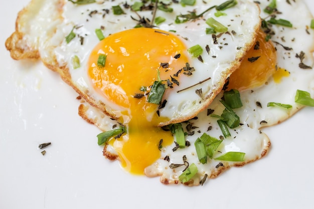 Huevo frito decorado con guisantes verdes en plato blanco. desayuno rÃƒÂƒÃ‚Â¡pido