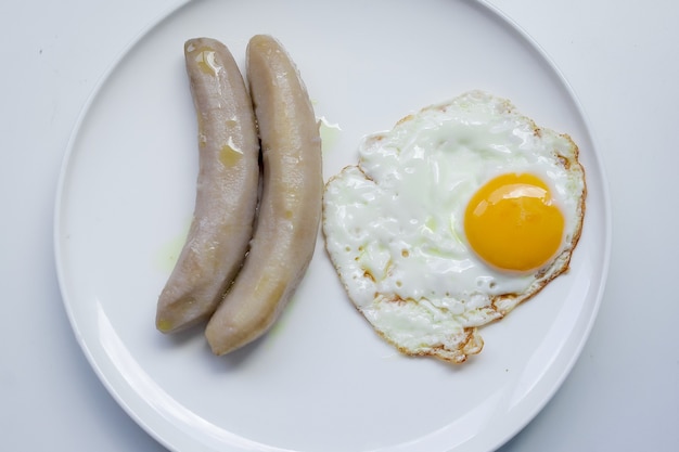 Huevos fritos con yema acompaÃÂÃÂ±ados de plÃÂÃÂ¡tano fresco, vista superior