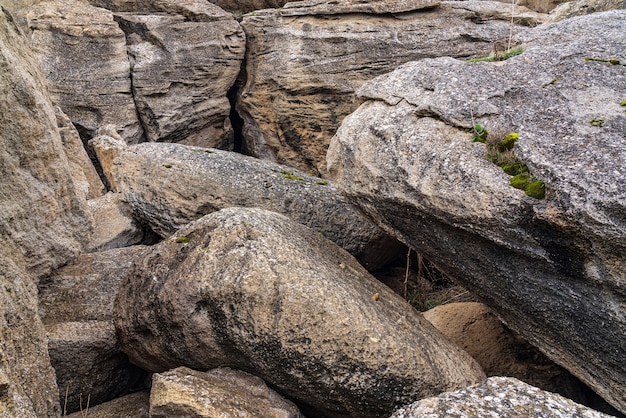 Photo huge boulders in the mountains