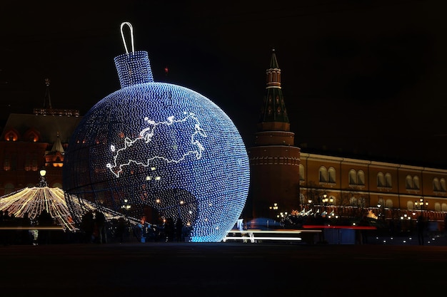 모스크바 중심의 화려한 조명에 거대한 크리스마스 볼