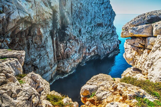 Foto enorme scogliera a capo caccia sardegna