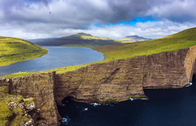 Photo huge cliff and lake sorvagsvatn on island of vagar faroe islands denmark