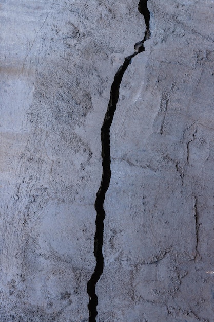 Foto enorme crepa nel muro di cemento dell'edificio