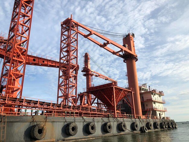 Photo huge crane at the harbor
