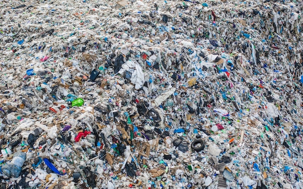 Enorme discarica di rifiuti domestici. plastica, metallo e rifiuti organici