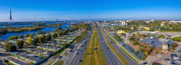ラトビアのリガの市内中心部を通る巨大な高速道路。