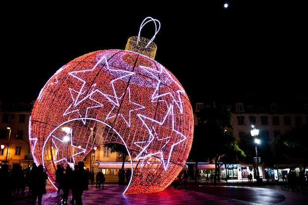 夜のクリスマスマーケットで巨大な照らされた宝石の装飾