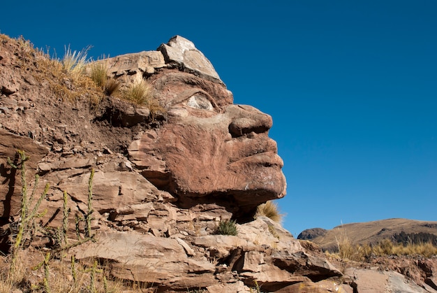 Foto faccia inca enorme che intaglia sulla roccia nel perù.