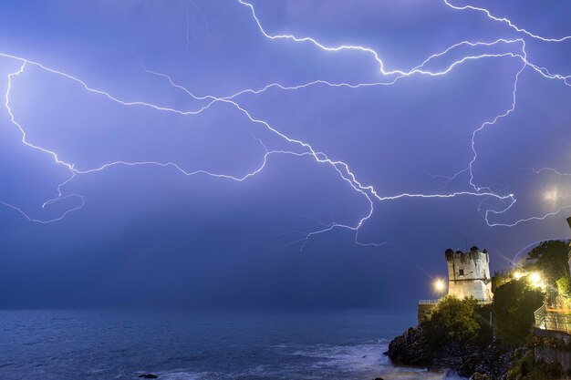 Foto enorme fulmine sul mar mediterraneo