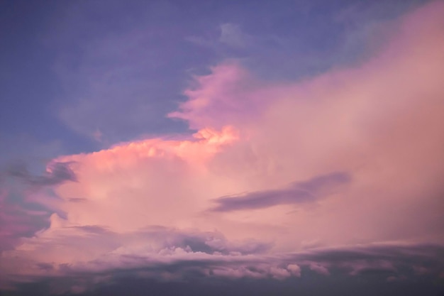 夕日に巨大な紫色の美しい雲