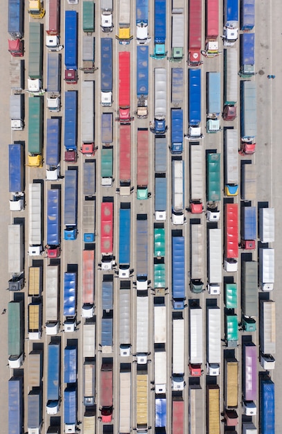 Foto un'enorme coda di camion al confine o al terminal