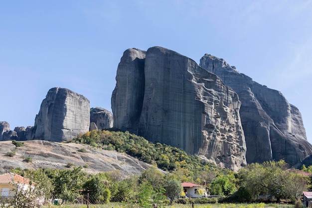 그리스 중부 수직 단층에서 수풍과 극한의 온도에 의해 풍화되는 메테오라의 거대한 암석 기둥 형성