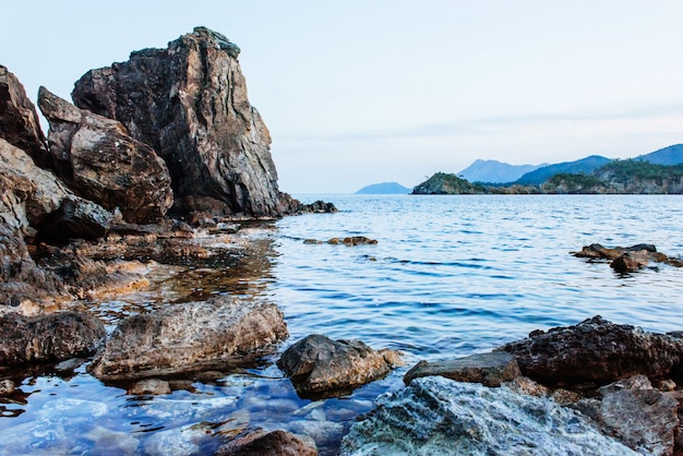 Foto enormi rocce, scogliere e rocce lungo la costa.