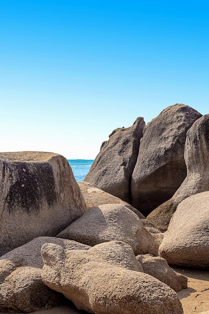Фото Огромные скалы на берегу южно-китайского моря в парке world's end в китае