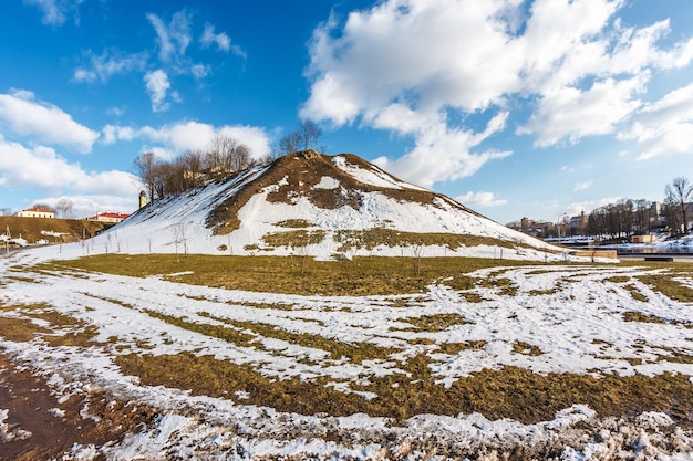 Foto un'enorme montagna innevata in una soleggiata giornata invernale