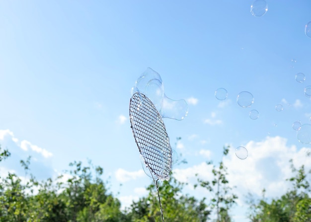 写真 青い空を背景に空気中の巨大なシャボン玉