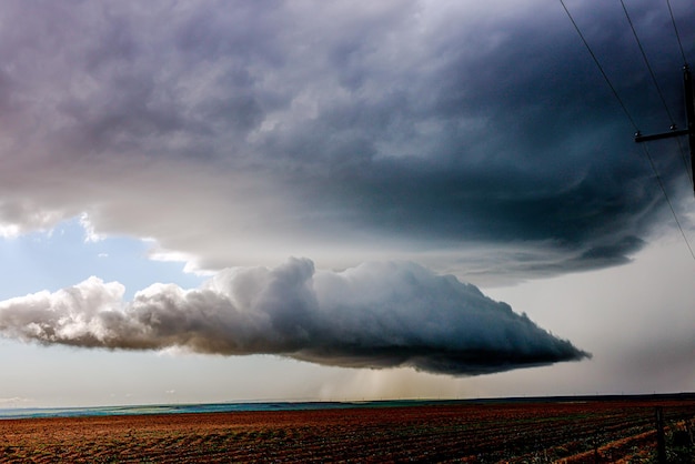 Photo huge tornado cloud looms over a deserted farm in texas