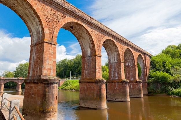 Foto enorme ponte del treno in francia