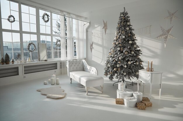 巨大な白いサイクロラマ スタジオは、クリスマス休暇の正月飾りと太陽の光で溢れています。