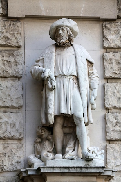Statua di hugo haerdtl contro il muro al kunsthistorisches museum